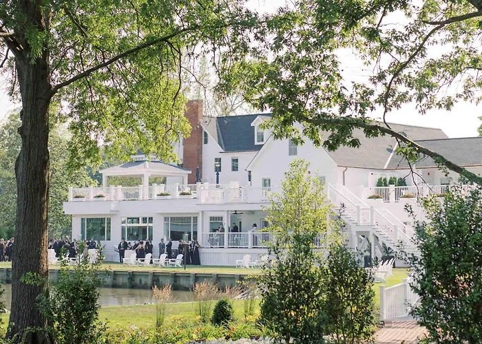 The Oaks Waterfront Hotel